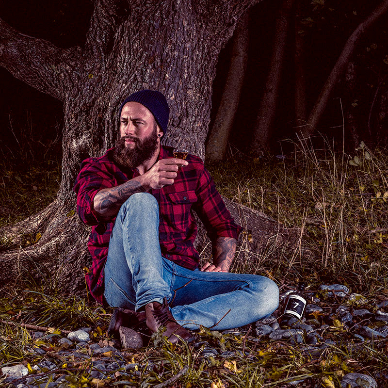 mand drikker snaps i naturen