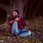 mand drikker snaps i naturen