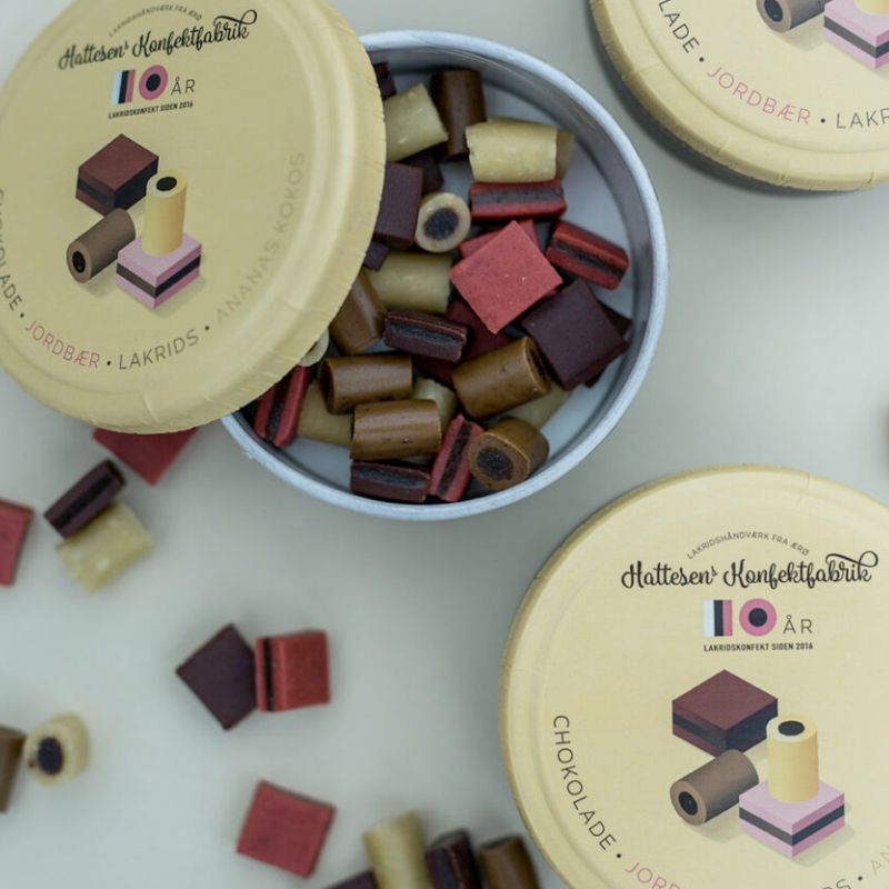 10 års Jubilæumsæske – Hattesens Konfektfabrik lakridskonfekt